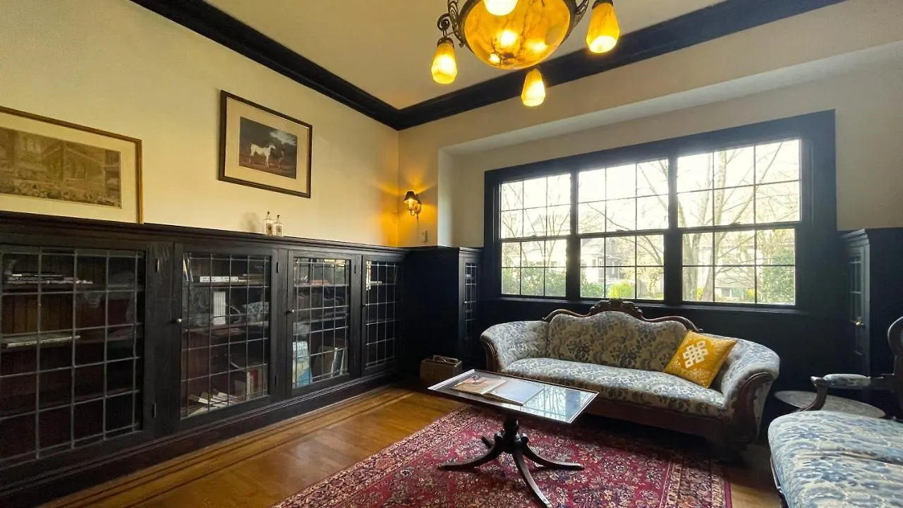 Cecil Bacon Manor Bed and Breakfast Σιάτλ