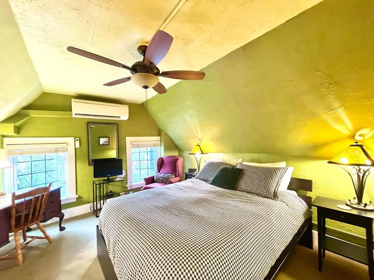 Cecil Bacon Manor Bed and Breakfast Σιάτλ